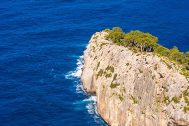 Turkuaz su ve büyük kayalıklı deniz bölmesi. Kaptan de Formentor. Mallorca Adası, İspanya