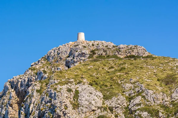 Berg mit Turm auf dem Gipfel im Nordosten Mallorcas. Cap de formentor. Spanien — Stockfoto