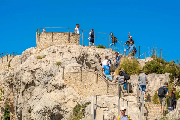 Majorka, Hiszpania - 6 maja 2019: Turyści odwiedzają Mirador es Colomer - główny punkt widokowy na Cap de Formentor położony na ponad 200 m skale. Majorka, Hiszpania — Zdjęcie stockowe