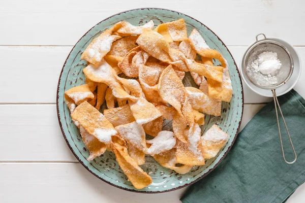 Faworki, Chrusty, Angel Wings - pâtisseries polonaises traditionnelles servies pendant le Carnaval Fat Thursday, juste avant le Carême . — Photo