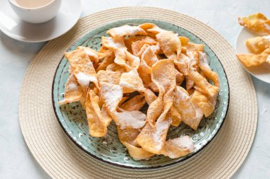 Faworki, Chrusty, Angel Wings - geleneksel Polonya hamur işleri sadece Paskalya Perşembesi için.