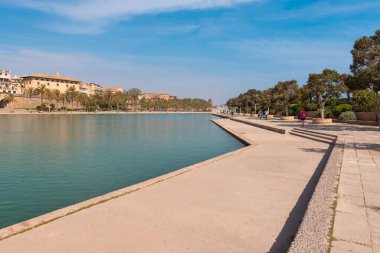 Mallorca, İspanya - 8 Mayıs 2019: Güneşli yaz gününde Palma de Mallorca şehir merkezinde gezinti. Mallorca Adası, Balearic Adaları, İspanya.