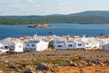 Adanın kuzey kıyısındaki Menorca 'daki Fornells köyündeki beyazların evleri. İspanya
