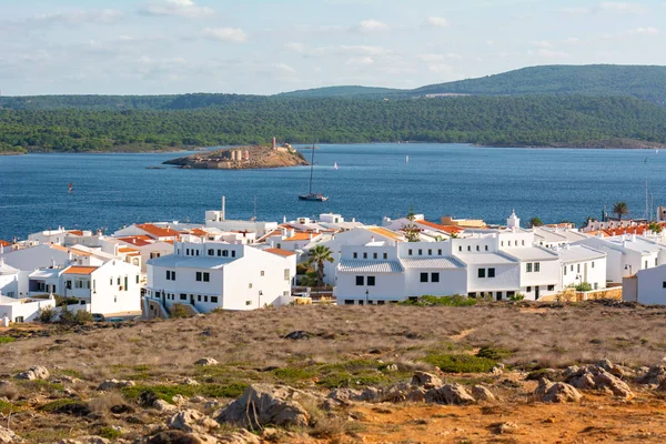 Adanın kuzey kıyısındaki Menorca 'daki Fornells köyündeki beyazların evleri. İspanya