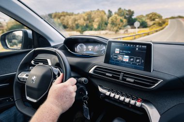 Menorca, İspanya - 14 Ekim 2019: Peugeot 3008 SUV kullanan adam