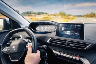 Menorca, İspanya - 14 Ekim 2019: Peugeot 3008 SUV kullanan adam