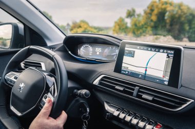 Menorca, İspanya - 14 Ekim 2019: Peugeot 3008 SUV kullanan adam