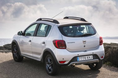 Menorca, İspanya - 13 Ekim 2019: Dacia Sandero Stepway arabası.