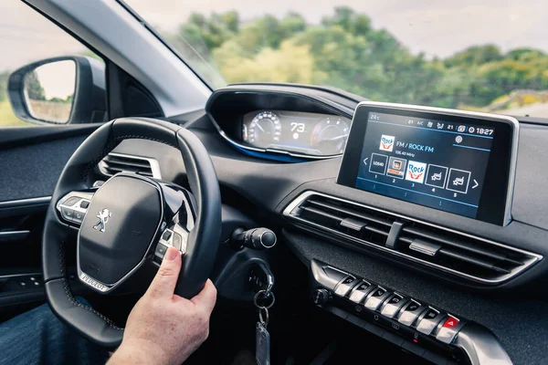 Menorca, İspanya - 14 Ekim 2019: Peugeot 3008 SUV kullanan adam