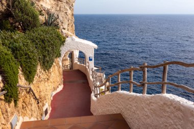 Menorca, İspanya - 14 Ekim 2019: İspanya 'nın Menorca adasındaki mağaralarda gizli kafeye çıkan merdivenler