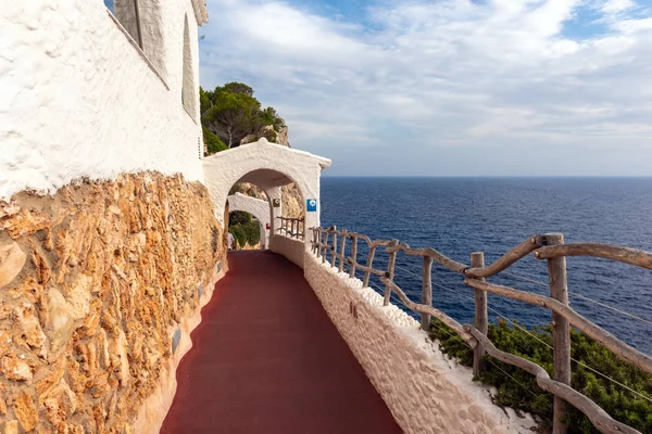 2019年10月14日，西班牙Menorca：楼梯通往西班牙Menorca岛上洞穴中隐藏的咖啡吧 — 图库照片