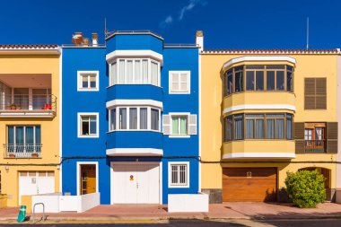 Menorca, İspanya - 14 Ekim 2019: Ciutadella de Menorca 'nın renkli mimarisi