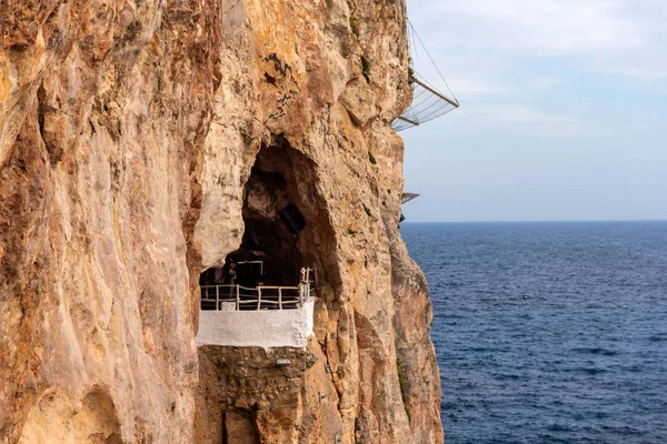 Menorca, Spanje - 14 oktober 2019: Geweldige verborgen café bar in de grotten op het eiland Menorca, Spanje — Stockfoto