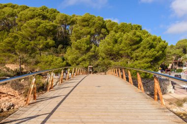Menorca, İspanya - 14 Ekim 2019: Menorca adasında popüler bir turizm beldesi olan Cala Galdana 'daki Footbridge. İspanya.