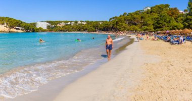 Menorca, İspanya - 14 Ekim 2019: Cala Galdana, Menorca adasının en popüler plajlarından biri. İspanya.