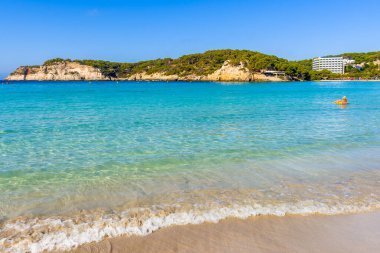 Cala Galdana, Menorca adasındaki en popüler plajlardan biri. İspanya.