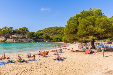 Menorca, İspanya - 14 Ekim 2019: Cala Galdana, Menorca adasının en popüler plajlarından biri. İspanya.
