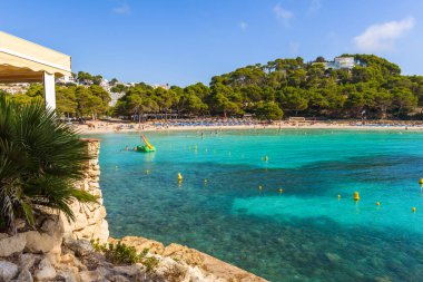 Cala Galdana, Menorca adasındaki en popüler plajlardan biri. İspanya.