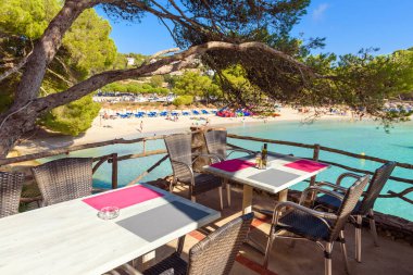 Menorca, İspanya - 14 Ekim 2019: Cala Galdana tatil köyü manzaralı restoran