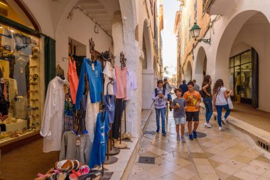 Menorca, İspanya - 14 Ekim 2019: Ciutadella 'da dükkanları olan cadde