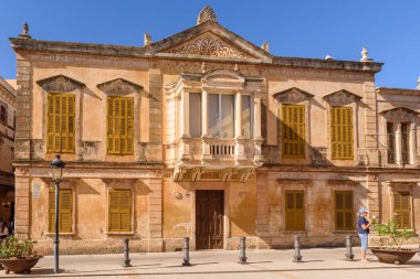 Menorca, İspanya - 14 Ekim 2019: Menorca Ciutadella, Alfonso Iii Meydanı 'ndaki eski bina