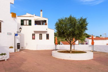 Menorca, İspanya - 14 Ekim 2019: Güzel Binibeca Nou köyünde beyaz binaların bulunduğu küçük bir meydan. Menorka. İspanya