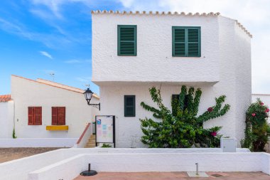 Binibeca Nou köyünde beyaz evleri ve yeşil panjurları olan tipik İspanyol mimarisi. Menorka. İspanya