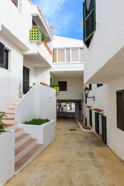 Arquitetura de Binibeca Nou, uma tradicional vila piscatória espanhola na costa de Menorca. Espanha — Fotografia de Stock