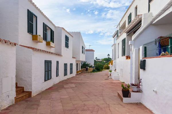 Rua com arquitetura branca de Binibeca Nou, uma aldeia espanhola tradicional. Menorca. Espanha — Fotografia de Stock