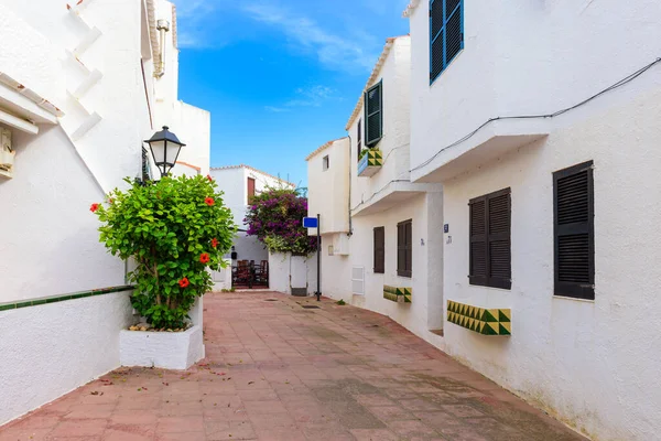 Arquitetura típica espanhola com casas brancas na vila de Binibeca Nou. Menorca. Espanha — Fotografia de Stock