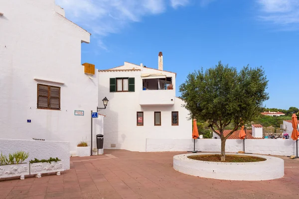 Menorca, Espanha - 14 de outubro de 2019: Pequena praça com edifícios brancos na rua na bela aldeia de Binibeca Nou. Menorca. Espanha — Fotografia de Stock