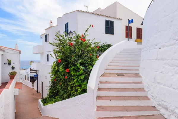 Menorca, Spanyolország - október 14, 2019: Architecture of Binibeca Nou, a hagyományos spanyol halászfalu partján Menorca. Spanyolország — Stock Fotó