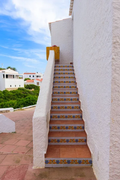 Escadas decoradas para a tradicional casa espanhola na aldeia de Binibeca Nou. Menorca. Espanha — Fotografia de Stock
