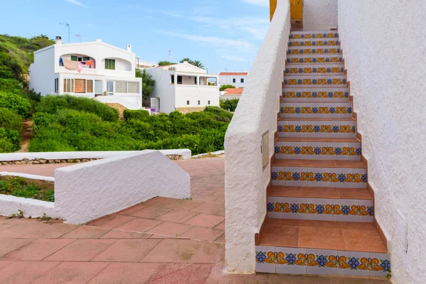 Díszített lépcső a hagyományos spanyol ház Binibeca Nou faluban. Menorca vagyok. Spanyolország — Stock Fotó