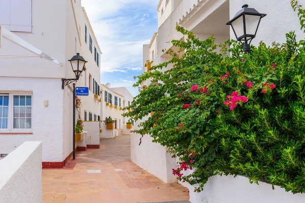 Menorca, Spanyolország - Október 14, 2019: Utca hagyományos spanyol házak díszített virágok Binibeca Nou faluban. Menorca vagyok. Spanyolország — Stock Fotó