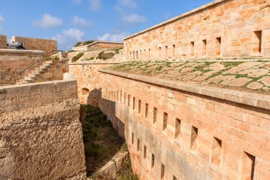 Menorca, İspanya - 13 Ekim 2019: La Mola, Mahon 'daki Isabel II kalesi. 19. yüzyılda yapılmış en büyük Avrupa kalelerinden biri.