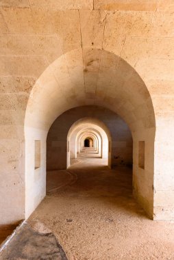 Menorca, İspanya - 13 Ekim 2019: La Mola, Mahon 'daki Isabel II kalesi. 19. yüzyılda yapılmış en büyük Avrupa kalelerinden biri.