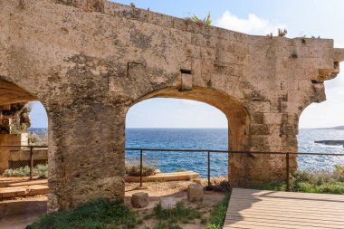 Menorca, İspanya - 13 Ekim 2019: Mahon 'da Fortaleza de La Mola kemerleri. 19. yüzyılda yapılmış en büyük Avrupa kalelerinden biri.