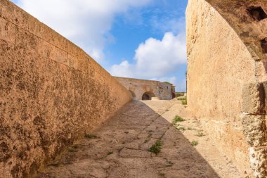 Menorca, İspanya - 13 Ekim 2019: La Mola, Mahon 'daki Isabel II kalesi. 19. yüzyılda yapılmış en büyük Avrupa kalelerinden biri.