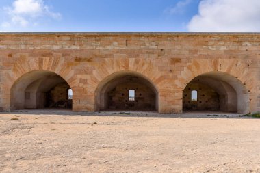 Menorca, İspanya - 13 Ekim 2019: La Mola, Mahon 'daki Isabel II kalesi. 19. yüzyılda yapılmış en büyük Avrupa kalelerinden biri.