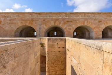 Menorca, İspanya - 13 Ekim 2019: La Mola, Mahon 'daki Isabel II kalesi. 19. yüzyılda yapılmış en büyük Avrupa kalelerinden biri.