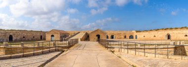 Menorca, İspanya - 13 Ekim 2019: 19. yüzyılda Menorca 'da inşa edilen Avrupa' nın en büyük kaleleri olan Fortaleza de La Mola 'nın manzarası. Baleares, İspanya
