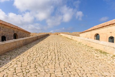 Menorca, İspanya - 13 Ekim 2019: 19. yüzyılda Menorca 'da inşa edilen Avrupa' nın en büyük kaleleri olan Fortaleza de La Mola 'nın manzarası. Baleares, İspanya