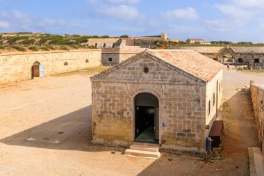 Menorca, İspanya - 13 Ekim 2019: 19. yüzyılda Menorca 'da inşa edilen Avrupa' nın en büyük kaleleri olan Fortaleza de La Mola 'nın manzarası. Baleares, İspanya