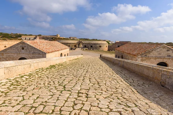 Menorca, Spanje - 13 oktober 2019: Uitzicht op Fortaleza de La Mola, de grootste Europese forten gebouwd in de 19e eeuw op Menorca. Baleares, Spanje — Stockfoto