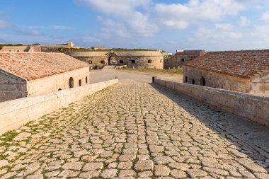 Menorca, İspanya - 13 Ekim 2019: 19. yüzyılda Menorca 'da inşa edilen Avrupa' nın en büyük kaleleri olan Fortaleza de La Mola 'nın manzarası. Baleares, İspanya