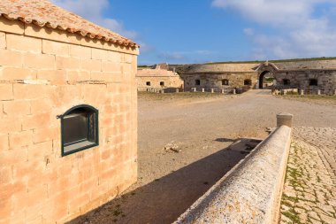 Menorca, İspanya - 13 Ekim 2019: 19. yüzyılda Menorca 'da inşa edilen Avrupa' nın en büyük kaleleri olan Fortaleza de La Mola 'nın manzarası. Baleares, İspanya