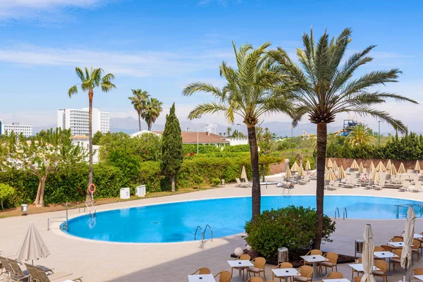 Mallorca, Ισπανία - 8 Μαΐου 2019: Πισίνα του ξενοδοχείου Aluasoul Alcudia Bay. Hotel είναι ένα θέρετρο 4 αστέρων στην πόλη Alcudia στο νησί της Μαγιόρκα. — Φωτογραφία Αρχείου