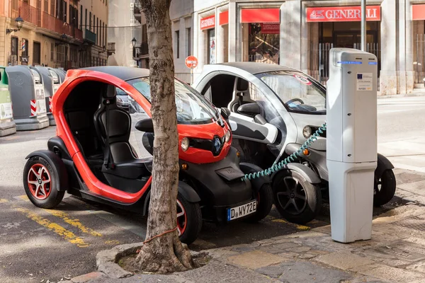 Majorca, Spanje - 8 mei 2019: Oplaadpunt voor elektrische auto 's op straat — Stockfoto