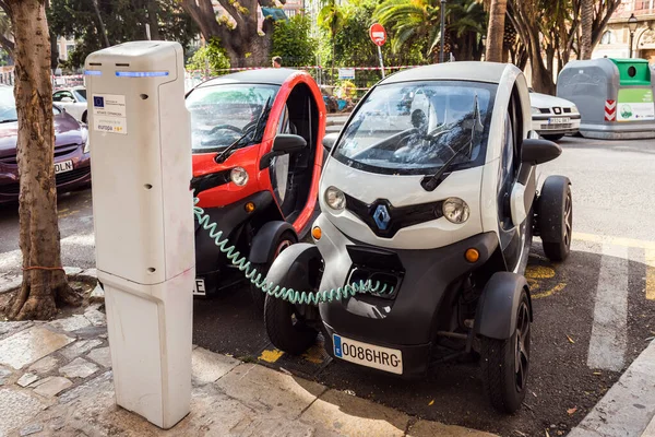 Majorca, Spanje - 8 mei 2019: Oplaadpunt voor elektrische auto 's op straat — Stockfoto